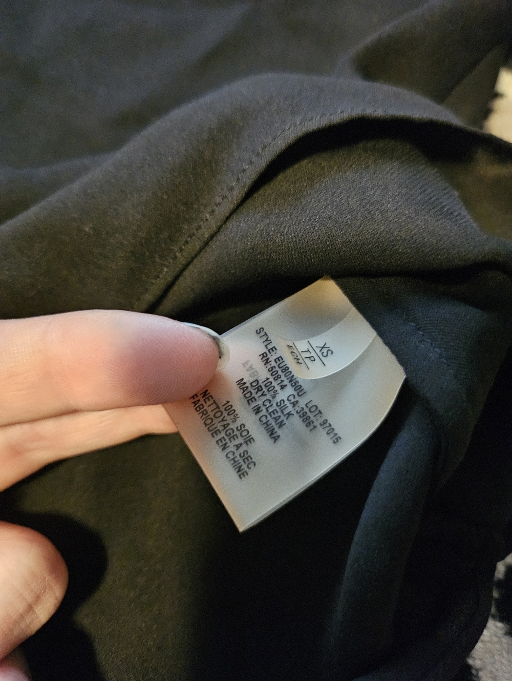 Elie Tahari Womens Silk Blouse XS Black V Neck Roll Tab Slv Frayed Accent Flowy - Picture 3 of 7